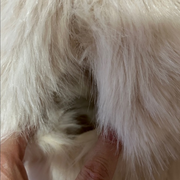 Elegant Cream Faux Fur Coat - Picture 9 of 11